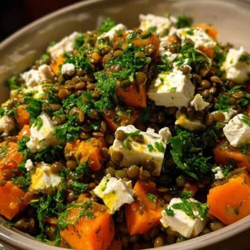 Ingrédients pour salade lentilles feta disposés sur plan de travail