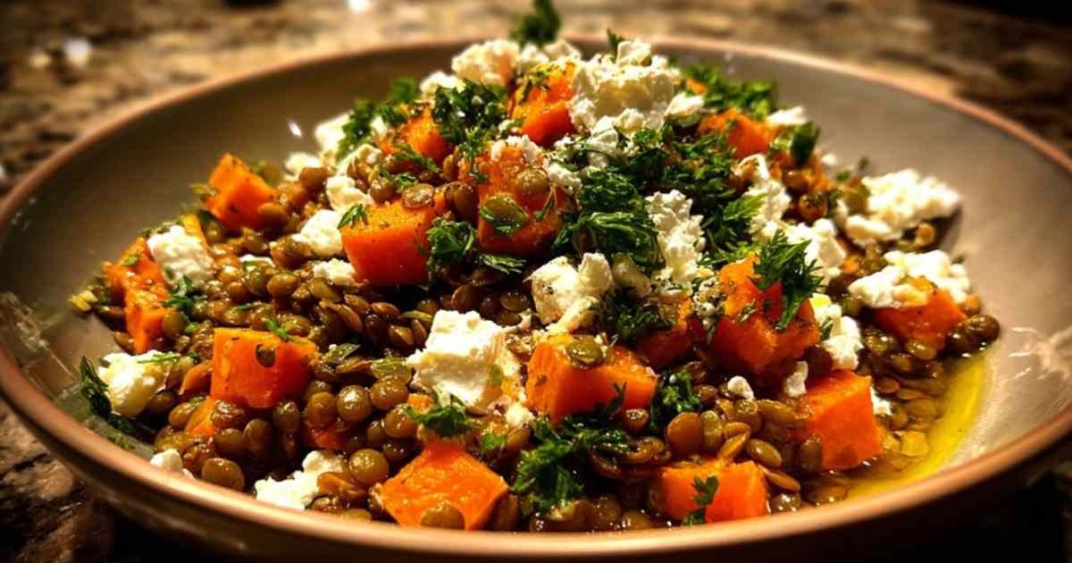 Salade de lentilles vertes et feta avec persil frais dans un bol blanc