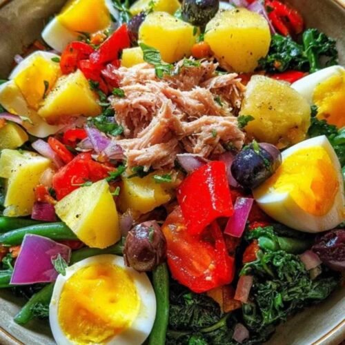 Ingrédients frais pour la recette de la salade niçoise : tomates, poivron, oignon, haricots.