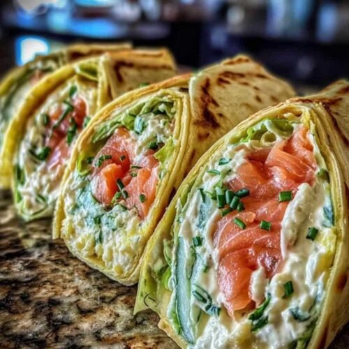 Ingrédients pour la recette des wraps saumon concombre disposés sur une table.