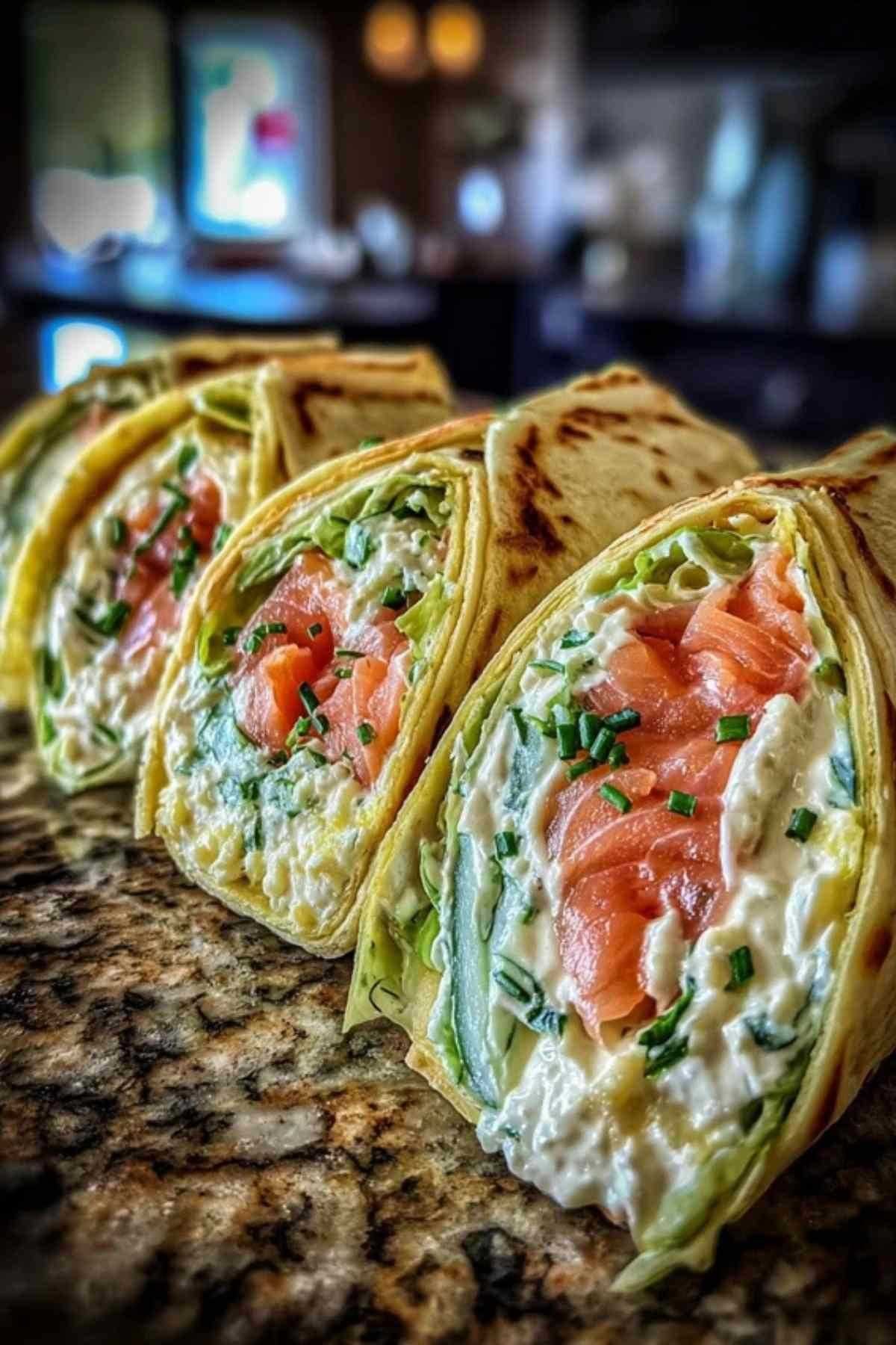Ingrédients pour la recette des wraps saumon concombre disposés sur une table.