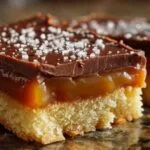 Parts de millionnaire shortbread découpées montrant les trois couches