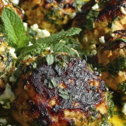 Sauce curry-menthe dans un bol blanc avec cuillère