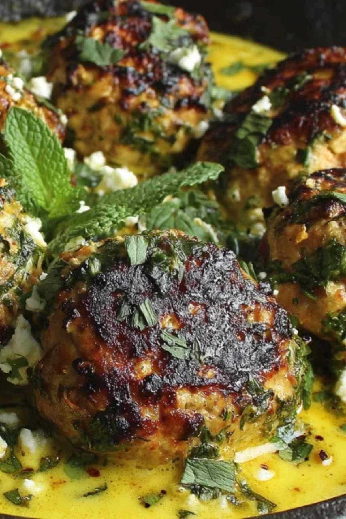 Sauce curry-menthe dans un bol blanc avec cuillère
