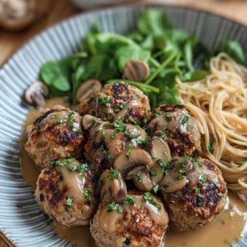 Boulettes poulet champignons servies assiette complète nouilles soba