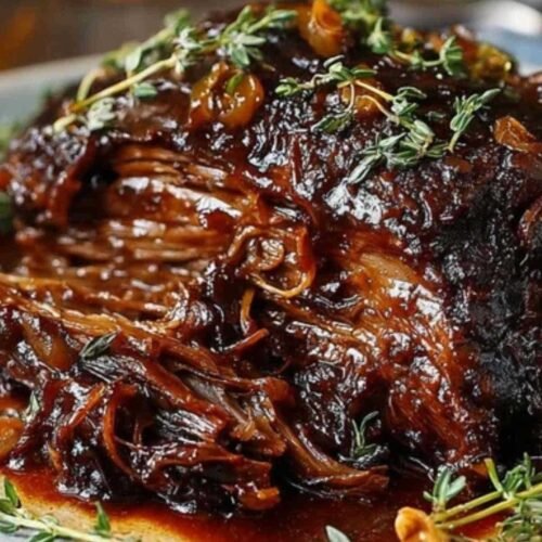 Viande de porc mijotant dans cocotte avec sauce à la bière