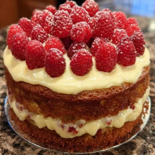 Gâteau aux framboises à trois étages avec crème au beurre rose