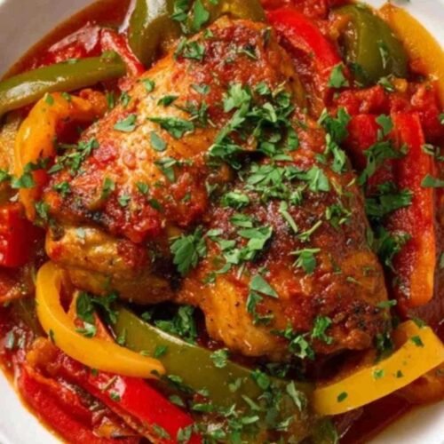 Poivrons colorés et tomates coupés pour la recette basquaise