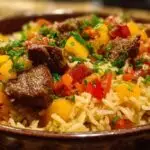 Portion de riz et bœuf servie dans assiette avec fourchette