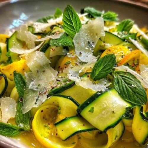 Salade de courgettes crues en tagliatelles avec copeaux de parmesan et menthe fraîche