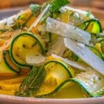 Préparation des tagliatelles de courgettes avec un économe sur planche en bois