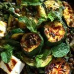 Salade de lentilles vertes aux courgettes grillées et feta marinée dans un saladier