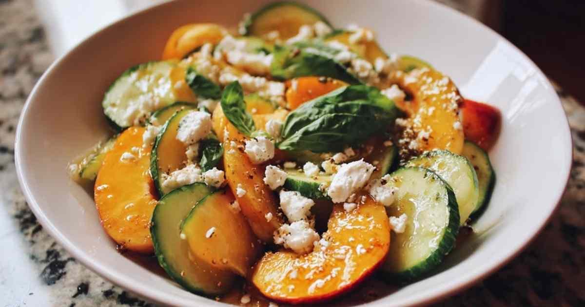 Préparation salade nectarines avec tranches de fruits et concombre