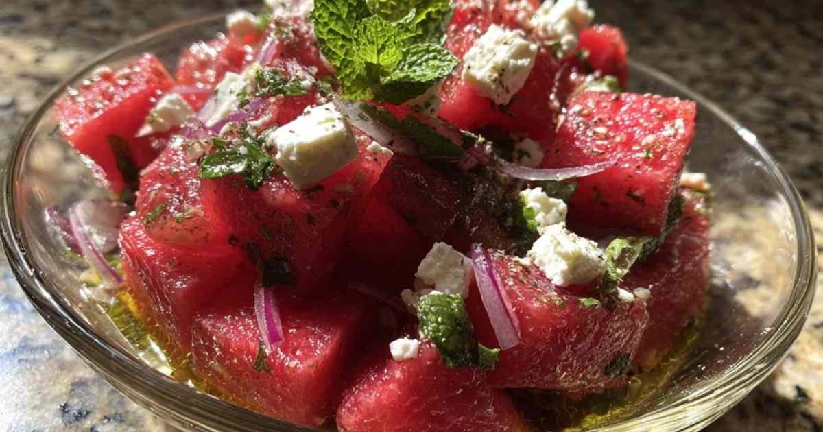 Ingrédients salade pastèque feta disposés sur plan de travail en marbre