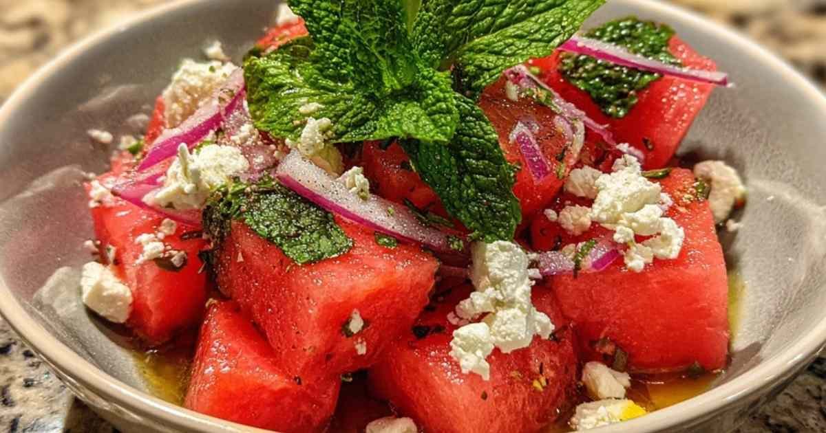 Gros plan salade pastèque feta menthe servie dans assiette individuelle