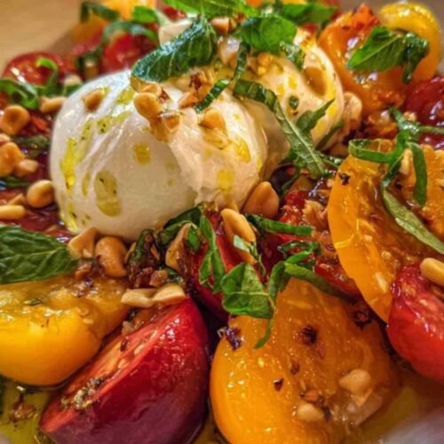 Ingrédients pour salade tomates abricots : burrata, tomates variées, abricots frais, pignons