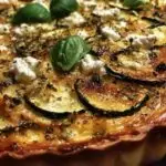 Rondelles de courgettes dorées dans poêle avec oignons et huile d'olive