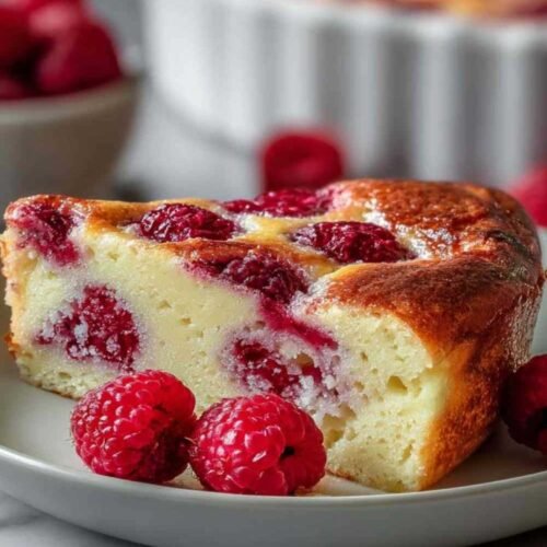 Clafoutis aux framboises doré dans un moule blanc