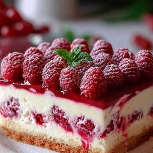 Framboisier léger fait maison avec mousse aérienne et framboises fraîches