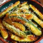Carrés de fromage grillé avec croûte de courgette avant cuisson
