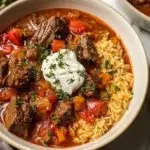 Giouvetsi au bœuf grec traditionnel avec pâtes orzo et sauce tomate