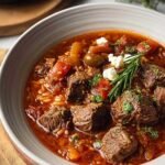 Giouvetsi au bœuf grec dans une casserole avec pâtes orzo