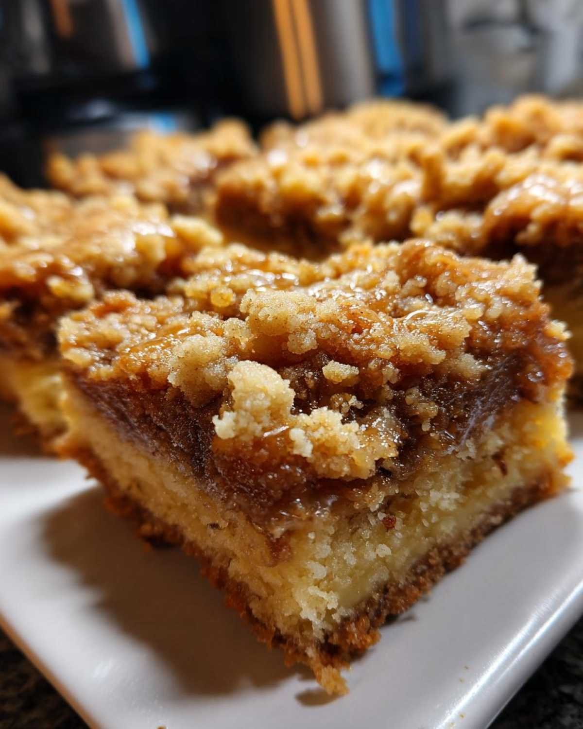 Gros plan sur des barres cannelle crumble keto, montrant la texture croustillante du crumble et le moelleux de la base.