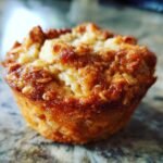 Gros plan sur une bouchée au fromage blanc pomme cannelle dorée et appétissante.