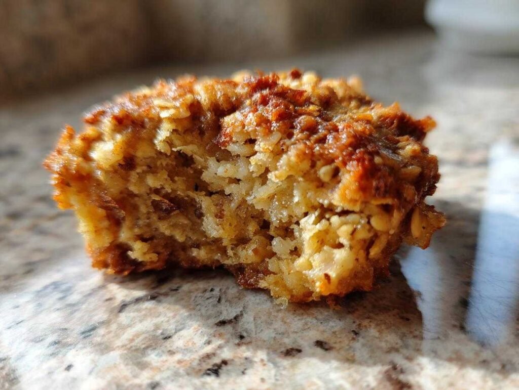 Gros plan d'une bouchée au fromage blanc pomme cannelle, montrant la texture moelleuse et les morceaux de pomme et cannelle.