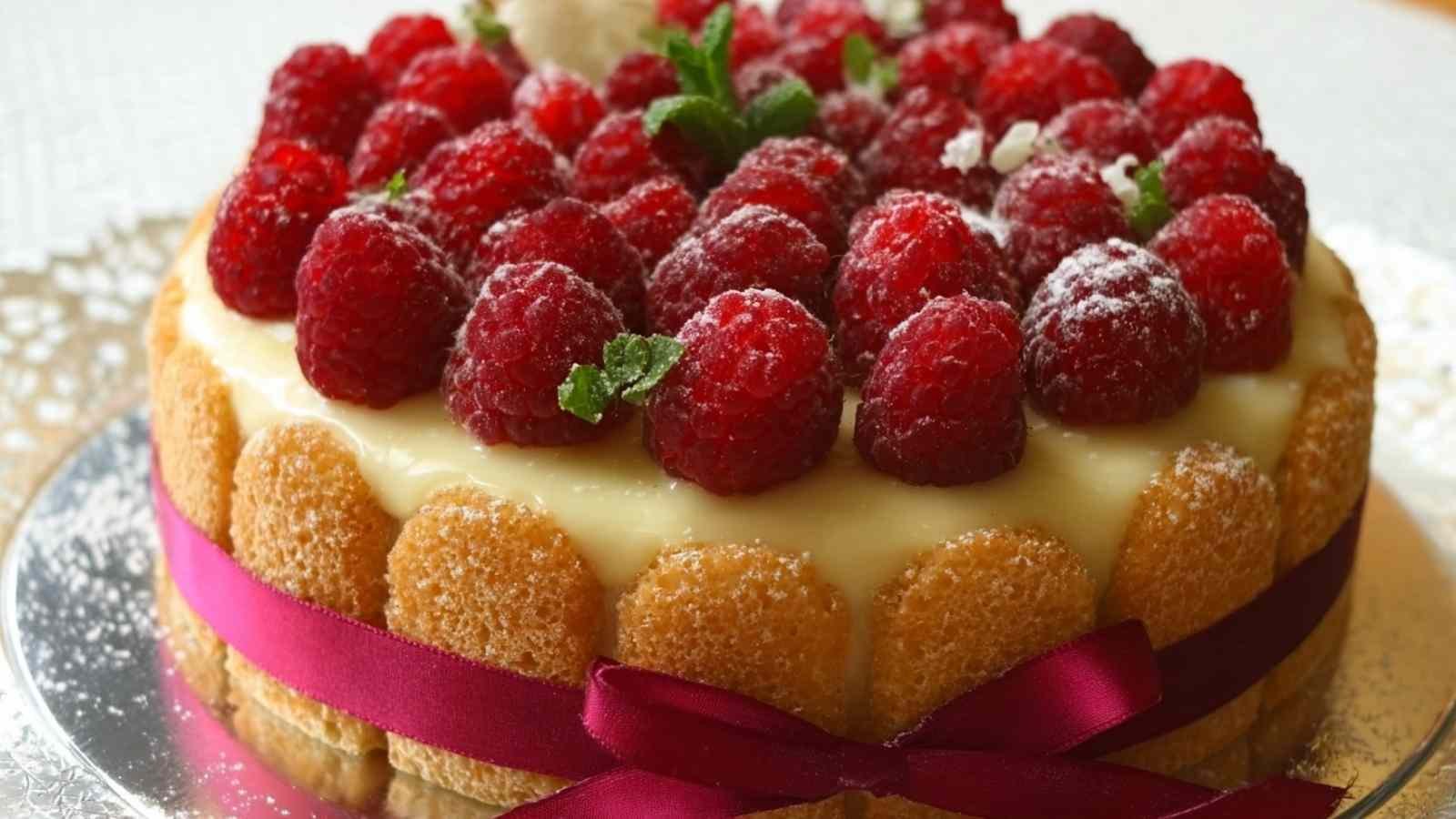 Charlotte vanille framboises avec bavaroise crémeuse et framboises fraîches
