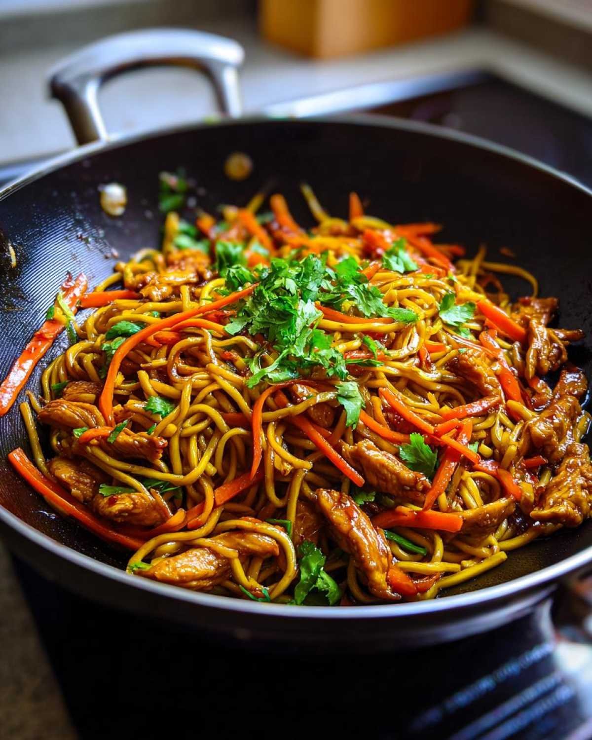 Gros plan sur des nouilles sautées au poulet et légumes croquants, garnies de coriandre fraîche, dans un wok.