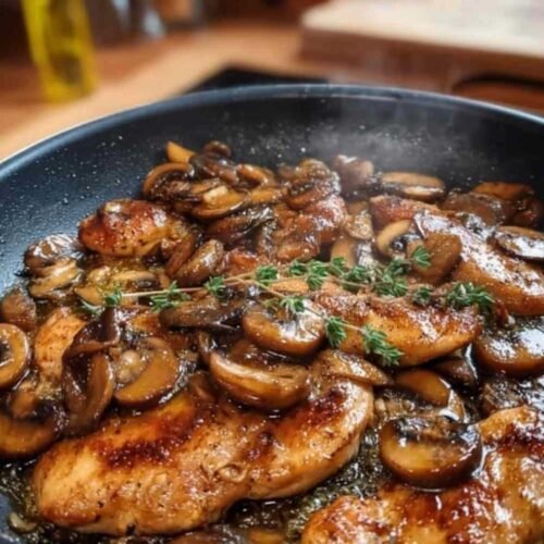 Poêlée de Poulet aux Champignons Ultra Juteuse servie avec persil frais