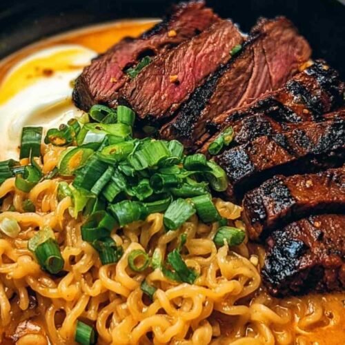 Bol de ramen coréen avec bœuf grillé, sauce crémeuse et oignons verts