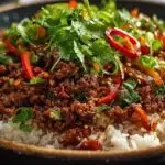 Riz au bœuf croustillant pimenté servi dans un bol avec garntures