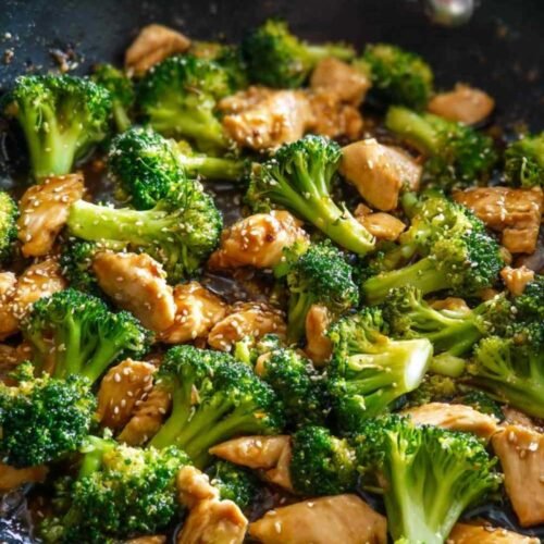 Sauté de poulet et brocoli dans un wok avec sauce brillante