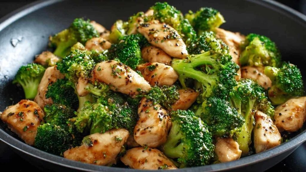 Sauté poulet brocoli servi dans un wok noir avec sauce asiatique
