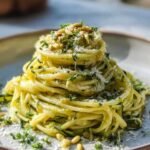 Spaghetti crème courgette onctueux avec parmesan et basilic sur assiette blanche