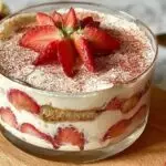 Tiramisu Fraise Amaretto fait maison dans un plat de service