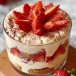 Tiramisu aux fraises et amaretto dans un plat rectangulaire