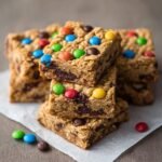 Gros plan de barres avoine chocolat garnies de bonbons colorés.