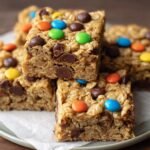 Gros plan de barres avoine chocolat garnies de pépites de chocolat et de bonbons colorés.