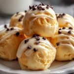 Gros plan sur des bouchées glacées au yaourt grec garnies de glaçage blanc et de pépites de chocolat.