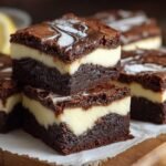 Gros plan de brownies cheesecake facile, avec une couche de brownie au chocolat et une couche crémeuse de cheesecake.