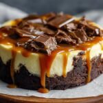 Cheesecake Brownie au Caramel Facile, nappé de caramel coulant et garni de morceaux de chocolat.