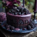Gâteau Gothique aux Mûres avec glaçage violet, décorations gothiques et mûres fraîches.