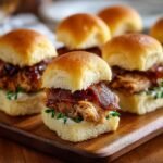 Gros plan sur des mini sandwichs au poulet et bœuf avec du bacon croustillant et une sauce savoureuse.