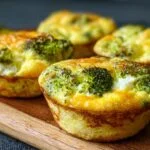 Gros plan sur des bouchées d'œufs au brocoli dorées et appétissantes, parfaites pour un repas rapide.